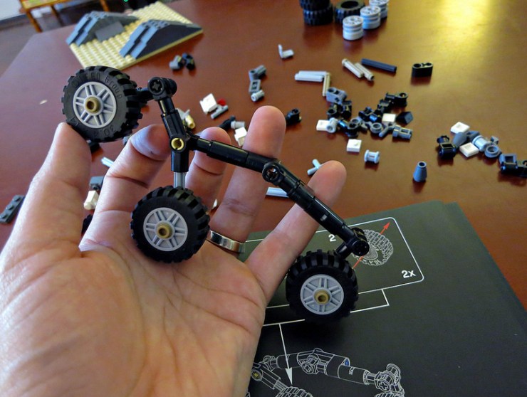 One side of the wheels. It's quite a nifty contraption that allows the wheels to move almost independently over different objects. This is replicated pretty well here.