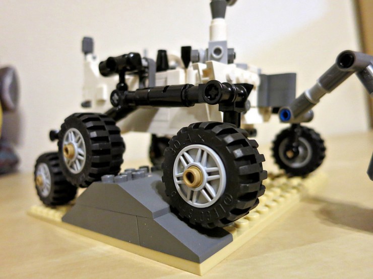 Close-up of the wheels and struts. As I said, their ability to operate independently is pretty close here.